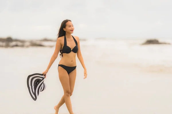 Porträt schöne junge asiatische Frau trägt Bikini am Strand — Stockfoto