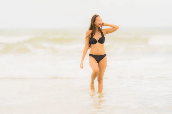 Портрет красива молода азіатська жінка носить бікіні на пляжі — стокове фото