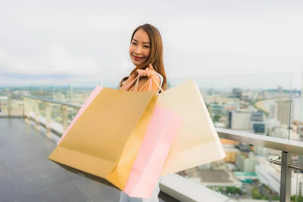 ポートレート美しい若いアジアの女性は、ショップピで幸せと笑顔 — ストック写真