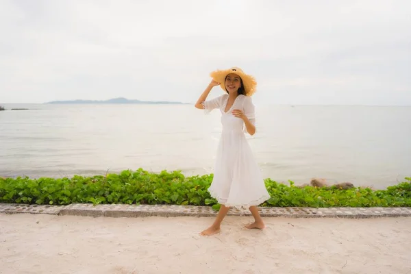 Porträt schöne asiatische Frau trägt Hut mit Lächeln fröhliche Freizeit — Stockfoto