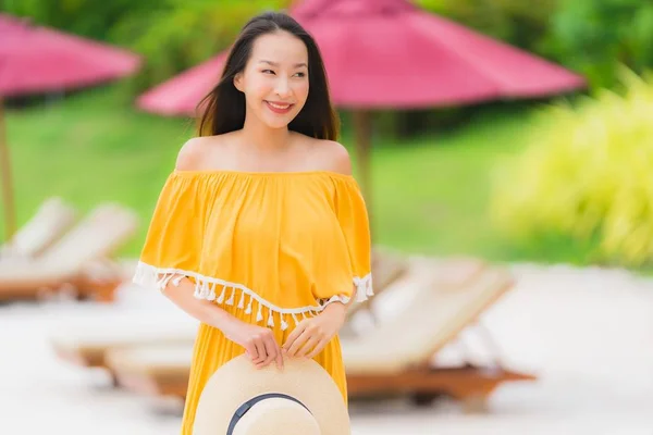 Porträtt vacker asiatisk kvinna bära hatt med leende lycklig fritid — Stockfoto