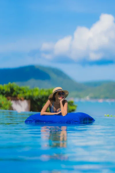 Retrato hermosa joven asiática mujer feliz sonrisa relajarse en swimmi — Foto de Stock