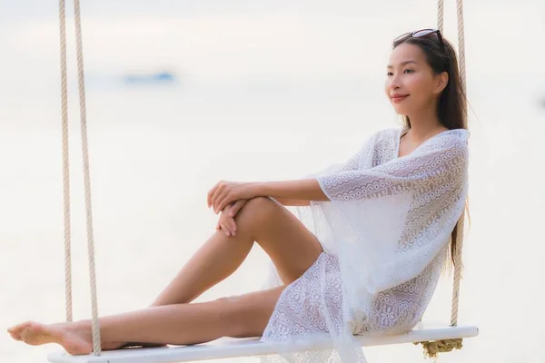 Портрет красива молода азіатка сидить на гойдалках — стокове фото