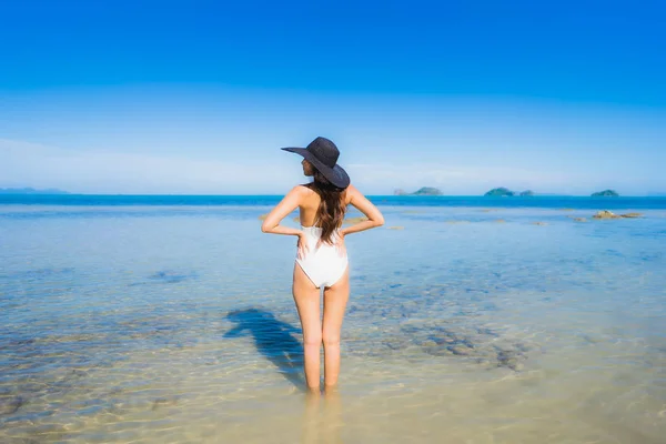 Portrait beautiful young asian woman looking sea beach ocean for — Stock Photo, Image