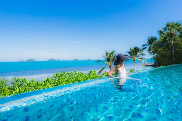 Portre güzel genç Asyalı kadın lüks açık SWI rahatlayın