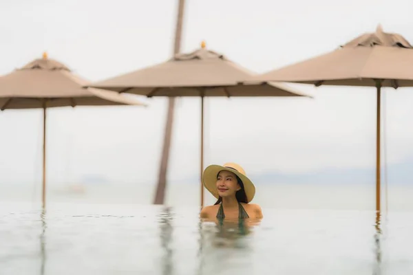 Retrato bonito jovem asiático mulher relaxar no luxo ao ar livre swi — Fotografia de Stock