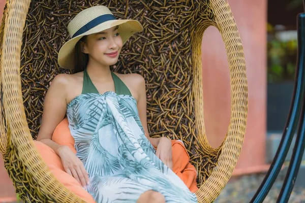 Ritratto giovane donna asiatica seduta su sedia a dondolo in giardino — Foto Stock
