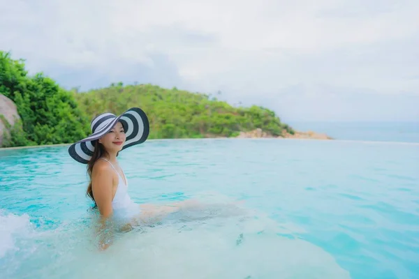 Ritratto giovane donna asiatica relax sorriso felice intorno a nuoto all'aperto — Foto Stock