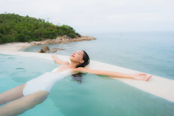 Portret młody Asian kobieta relaks uśmiech szczęśliwy około na wolnym powietrzu pływać — Zdjęcie stockowe