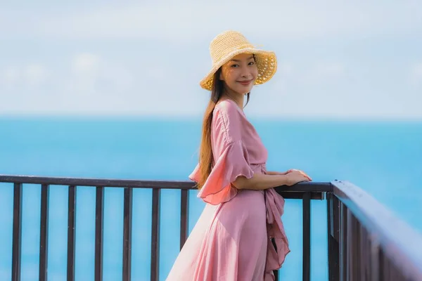 Retrato bonito jovem asiático mulher olhando mar praia oceano para — Fotografia de Stock