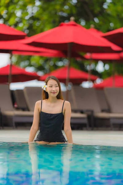 Portrait jeune asiatique femme relax sourire heureux autour de nager en plein air — Photo