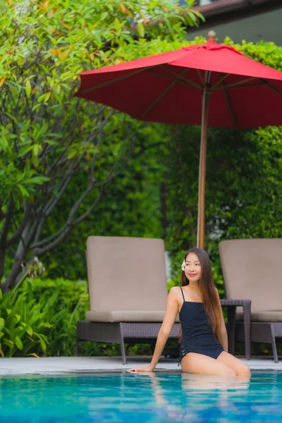 Retrato joven asiático mujer relax sonrisa feliz alrededor al aire libre nadar —  Fotos de Stock