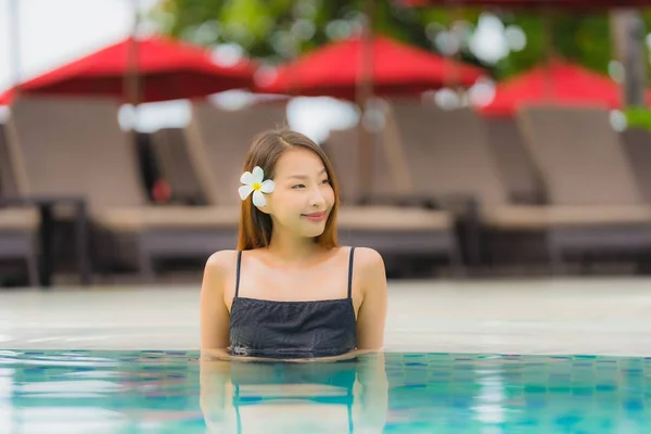 Retrato joven asiático mujer relax sonrisa feliz alrededor al aire libre nadar —  Fotos de Stock