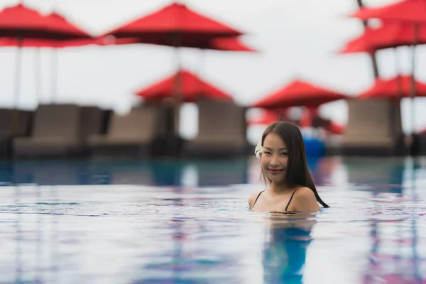 초상화 젊은 아시아 여자 휴식 미소 행복 주위에 야외 수영 — 스톡 사진