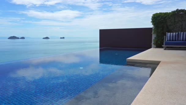calme images piscine vide à l'hôtel resort 