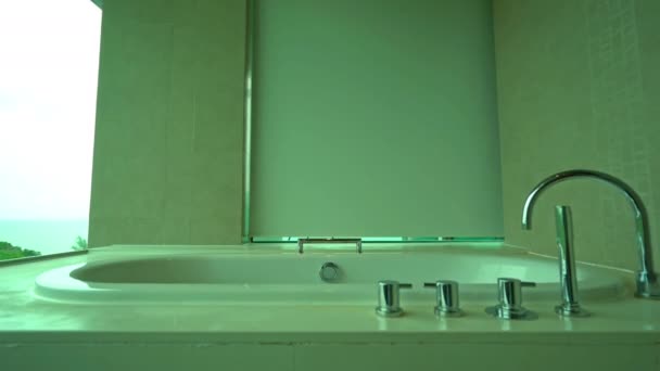 現代のアパートの内装の高級バスルームの映像 — ストック動画