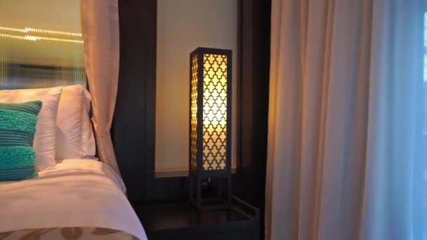 Záběry Luxusně Zařízené Ložnice Hotelu — Stock video