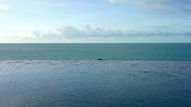 宁静的镜头空游泳池在度假村酒店 — 图库视频影像