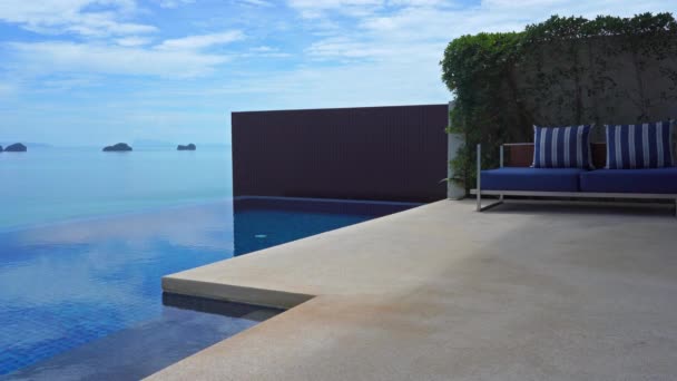 calme images piscine vide à l'hôtel resort 