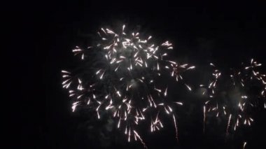 Gece gökyüzünde patlayan havai fişeklerin yakın çekim görüntüleri.