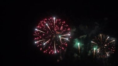 Gece gökyüzünde patlayan havai fişeklerin yakın çekim görüntüleri.