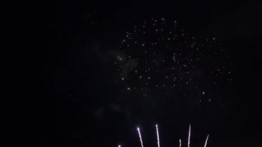 Gece gökyüzünde patlayan havai fişeklerin yakın çekim görüntüleri.