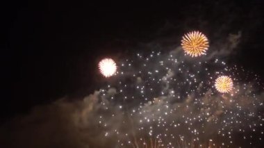 Gece gökyüzünde patlayan havai fişeklerin yakın çekim görüntüleri.