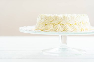 Kutlu ile yaban mersini peynir pasta üstüne işaret