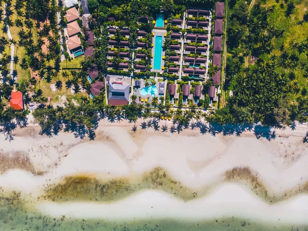 Luchtfoto van het tropische strand en zee met bomen op is — Stockfoto