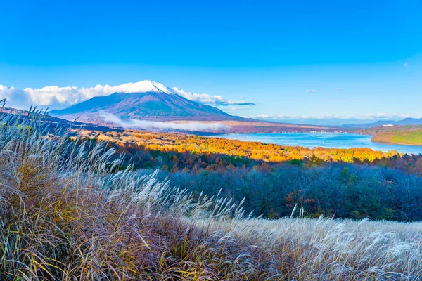 Bela montanha fuji em yamanakako ou lago yamanaka — Fotografia de Stock