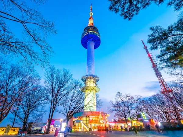 Schöne architektur gebäude n seoul turm auf namsan berg — Stockfoto