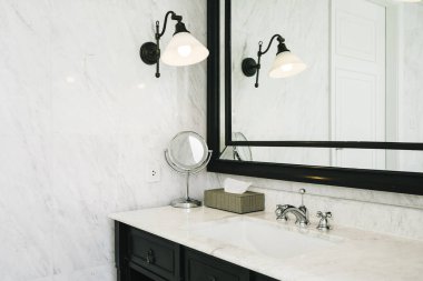 Güzel lüks beyaz lavabo ve bathroo facuet su iç