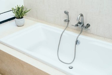 Güzel lüks beyaz küvet banyo dekorasyon iç