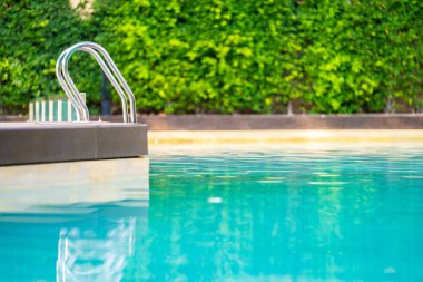 Otel beldesinde yüzme havuzu etrafında merdiven havuzu