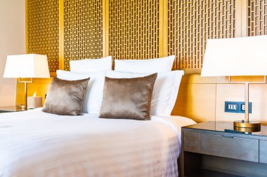 Yatak ve battaniye üzerinde güzel lüks rahat beyaz yastık Dec