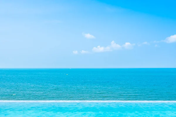 Bellissimo paesaggio dell'oceano marino con piscina all'aperto su w — Foto Stock