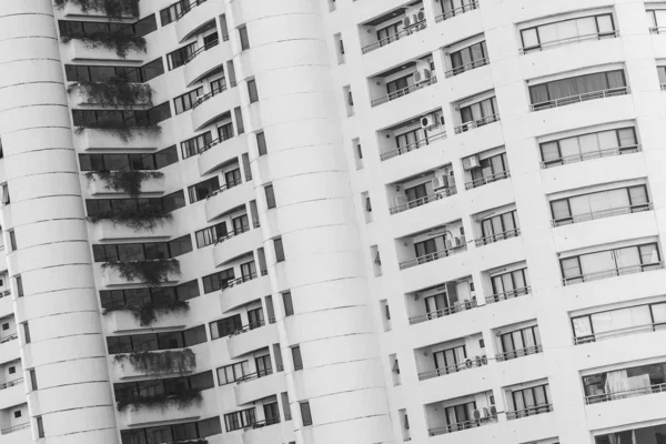 Gebäude außen mit Fenster Balkonmuster — Stockfoto