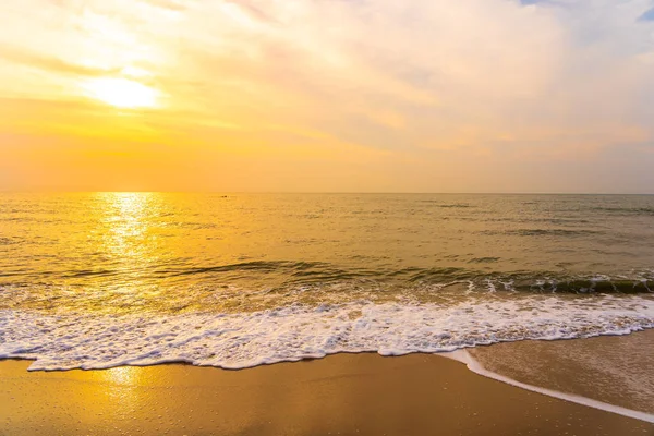 Prachtig buiten landschap van zee en tropisch strand bij zonsondergang — Stockfoto