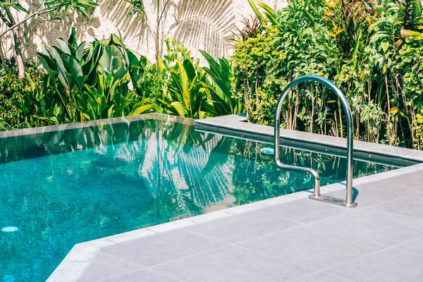 Hermoso paisaje piscina al aire libre en hotel y resort fo —  Fotos de Stock