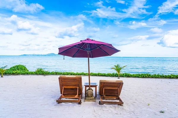 Boş sandalye güverte ve plaj deniz Okyanusu güzel manzara — Stok fotoğraf