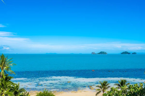 Wunderschönes tropisches Meer mit Kokospalmen am blauen Himmel — Stockfoto