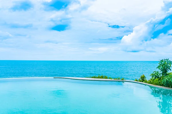 Bela piscina infinita ao ar livre no resort do hotel com se — Fotografia de Stock