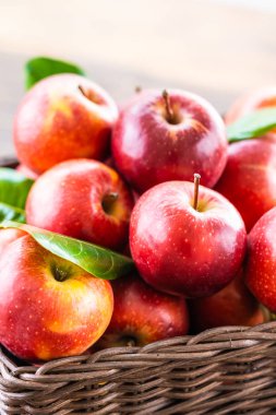 Sepet içinde kırmızı elma