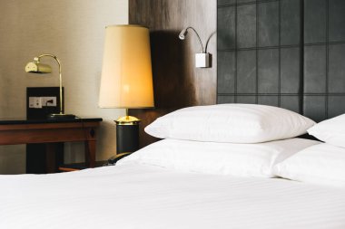 Güzel lüks rahat beyaz yastık ve battaniye yatakta zekâ