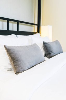 Hafif lamba ile yatakta güzel lüks rahat yastık