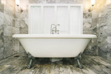 Güzel lüks zerafet beyaz küvet ve su musluk süslemek