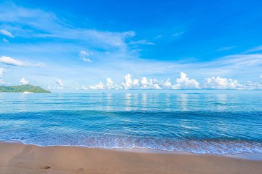 Beyaz bulut mavi gökyüzü ile güzel tropikal plaj deniz Okyanusu ve