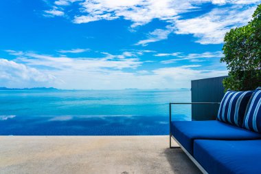 Beyaz bulut bl üzerinde deniz okyanusu ile güzel açık yüzme havuzu