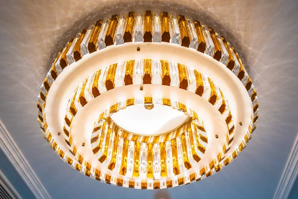 아름 다운 럭셔리 전기 천장 램프 장식 — 스톡 사진