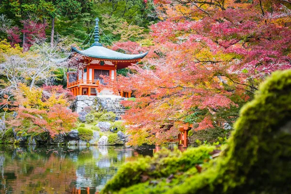 다채로운 나무와 잎이을에 아름 다운 Daigoji 사원 — 스톡 사진